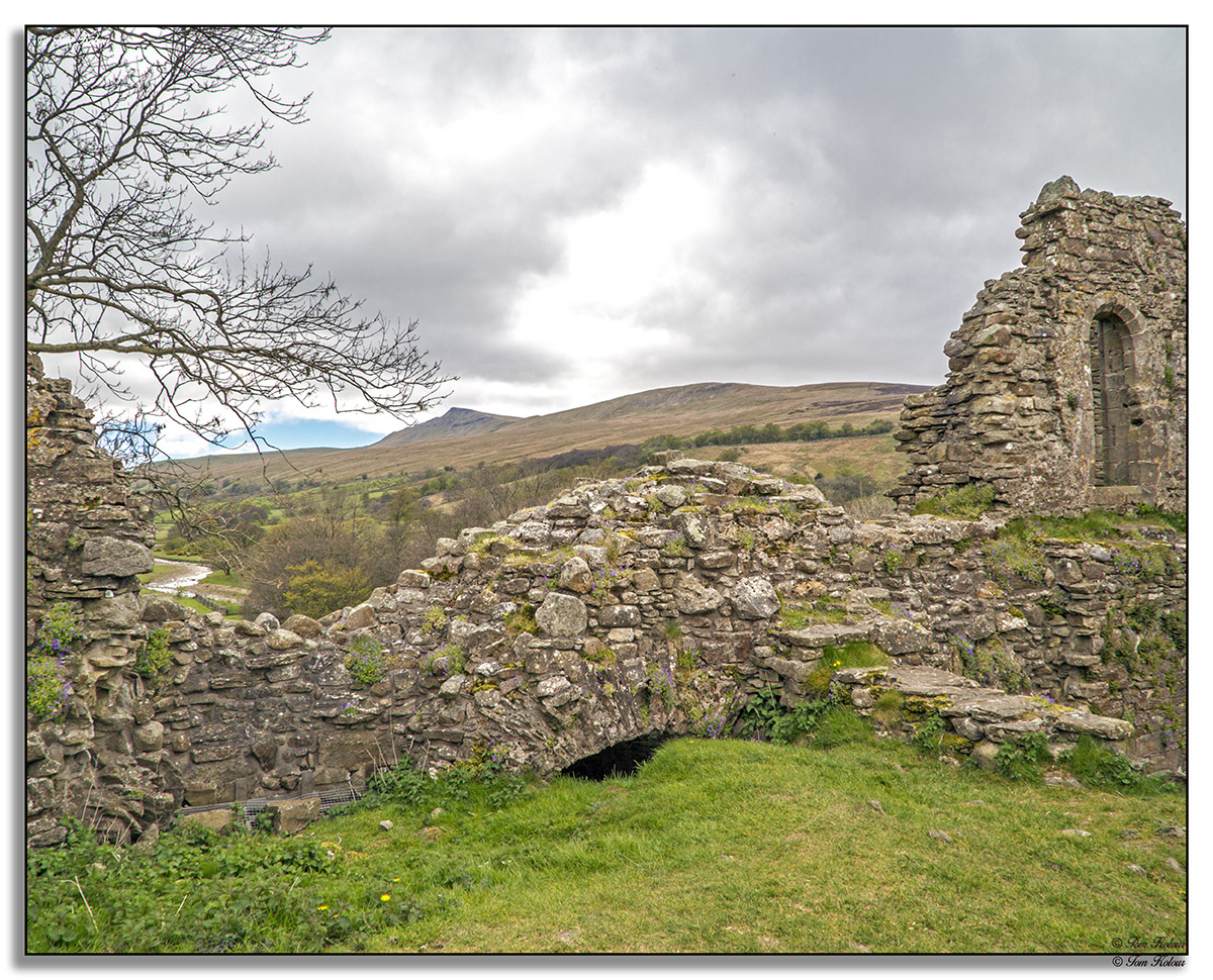 Pendragon Castle, further view